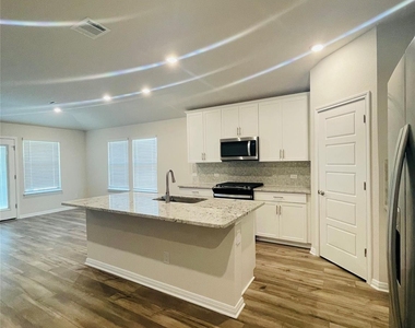 13724 Heartland Dr - Photo Thumbnail 5