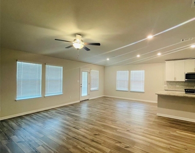 13724 Heartland Dr - Photo Thumbnail 8