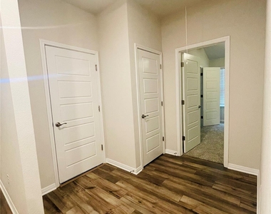 13724 Heartland Dr - Photo Thumbnail 17