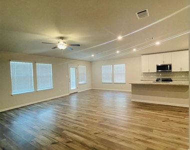 13724 Heartland Dr - Photo Thumbnail 10