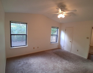 6807 Colony Loop Dr - Photo Thumbnail 3