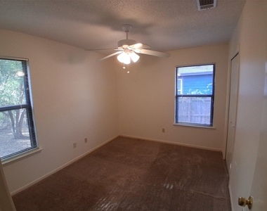 6807 Colony Loop Dr - Photo Thumbnail 4