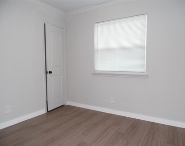 1209 Green Valley Cv - Photo Thumbnail 7