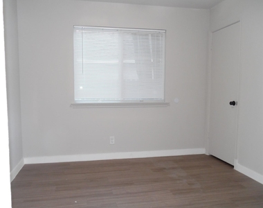 1209 Green Valley Cv - Photo Thumbnail 6