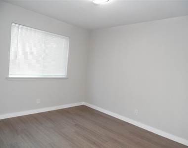1209 Green Valley Cv - Photo Thumbnail 9