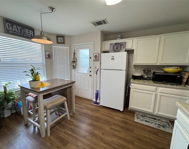 1015 Thackeray Ln - Photo Thumbnail 4
