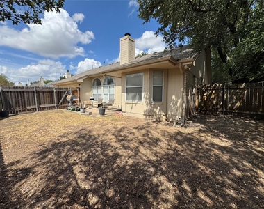 1015 Thackeray Ln - Photo Thumbnail 14