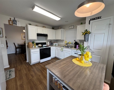 1015 Thackeray Ln - Photo Thumbnail 2