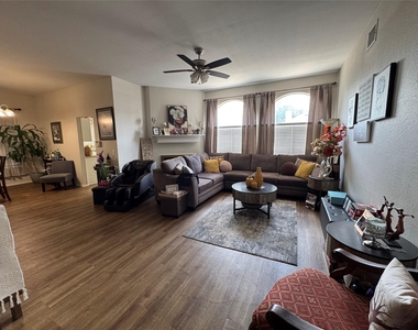 1015 Thackeray Ln - Photo Thumbnail 5