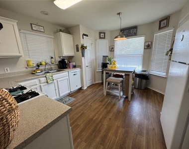 1015 Thackeray Ln - Photo Thumbnail 3