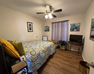 1015 Thackeray Ln - Photo Thumbnail 10