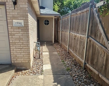 1594 Parkfield Cir - Photo Thumbnail 1