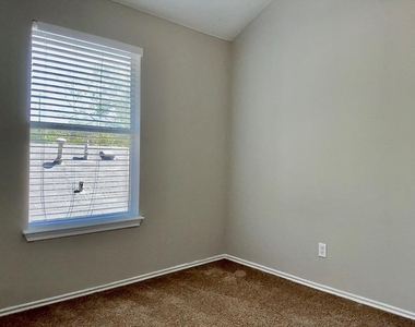 1594 Parkfield Cir - Photo Thumbnail 14