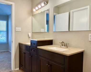 1594 Parkfield Cir - Photo Thumbnail 11