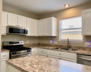 1594 Parkfield Cir - Photo Thumbnail 8