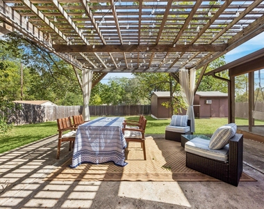908 Riddlewood Dr - Photo Thumbnail 16