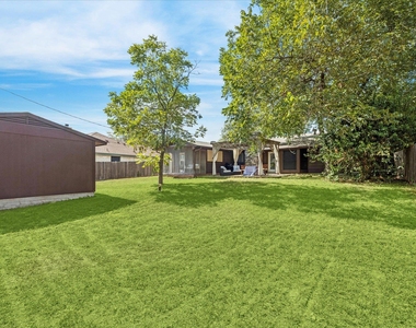 908 Riddlewood Dr - Photo Thumbnail 17