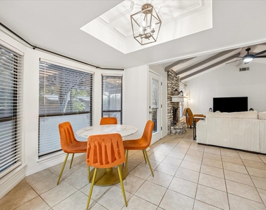 908 Riddlewood Dr - Photo Thumbnail 6