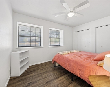 908 Riddlewood Dr - Photo Thumbnail 13