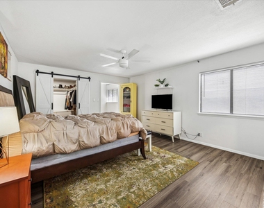 908 Riddlewood Dr - Photo Thumbnail 9