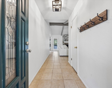 908 Riddlewood Dr - Photo Thumbnail 4