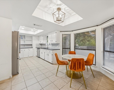 908 Riddlewood Dr - Photo Thumbnail 7