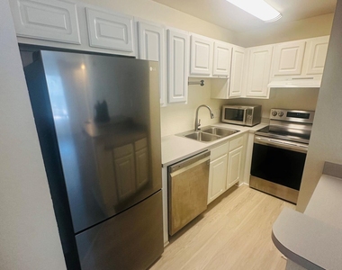 13700 Richmond Park Drive - Photo Thumbnail 15