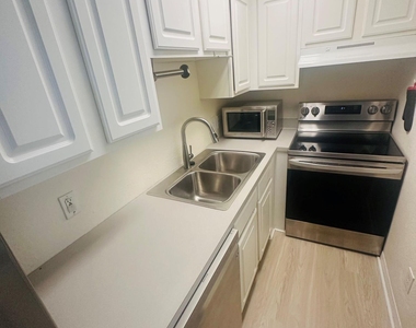 13700 Richmond Park Drive - Photo Thumbnail 16