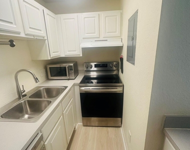 13700 Richmond Park Drive - Photo Thumbnail 14