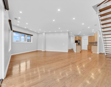 912 W Chicago Avenue - Photo Thumbnail 7