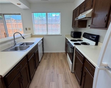 5556 Clover Rise Lane - Photo Thumbnail 2