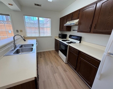 5556 Clover Rise Lane - Photo Thumbnail 3