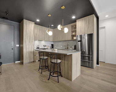 522 N Western Avenue - Photo Thumbnail 2