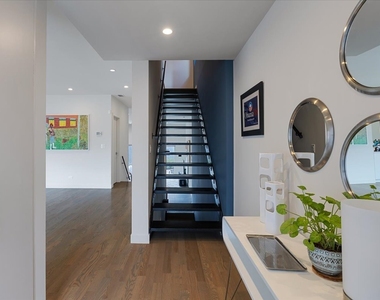 559 E 50th Street - Photo Thumbnail 6