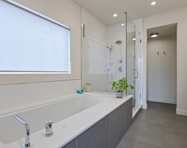 559 E 50th Street - Photo Thumbnail 20