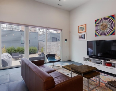 559 E 50th Street - Photo Thumbnail 4