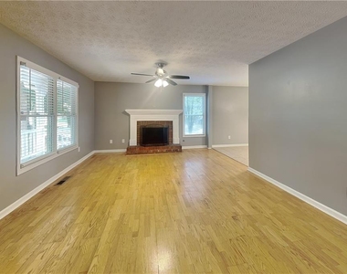 211 Mill Pointe Drive - Photo Thumbnail 2