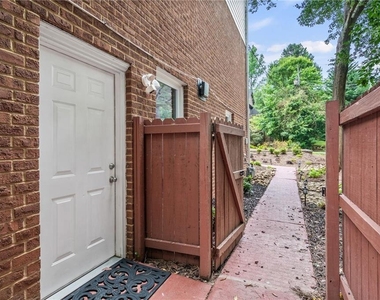 2132 Dunwoody Glen - Photo Thumbnail 19