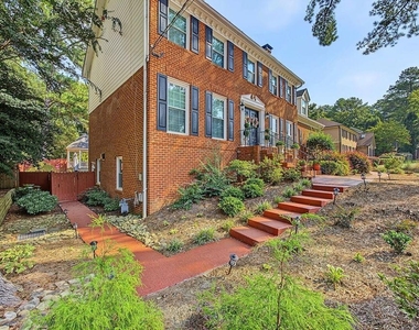 2132 Dunwoody Glen - Photo Thumbnail 18