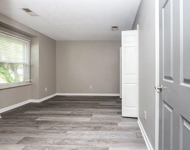 5031 Bell Drive Se - Photo Thumbnail 2