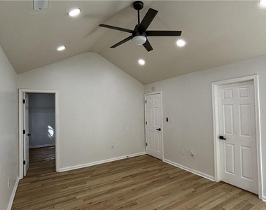 1040 Hubbard Street Sw - Photo Thumbnail 24