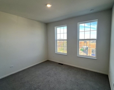 2925 Showplace Drive - Photo Thumbnail 3
