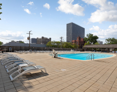 4250 N Marine Drive - Photo Thumbnail 18
