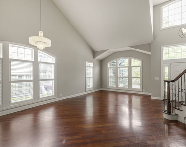 1015 White Pine Lane - Photo Thumbnail 2