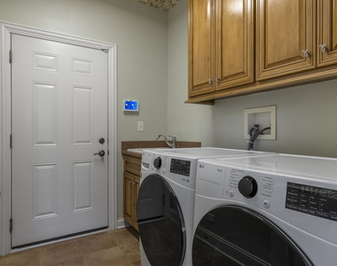 1015 White Pine Lane - Photo Thumbnail 14
