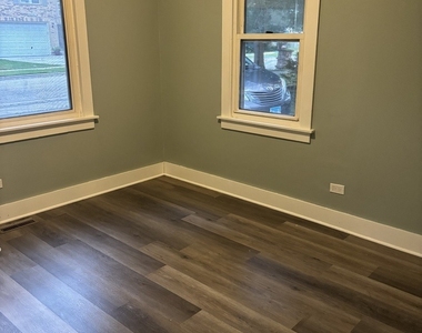 27w029 Oak Street - Photo Thumbnail 4