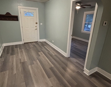 27w029 Oak Street - Photo Thumbnail 2