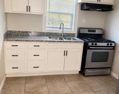 3315 Reeves Street - Photo Thumbnail 4