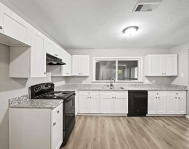 605 West Avenue - Photo Thumbnail 10