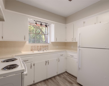 818 University Avenue - Photo Thumbnail 9
